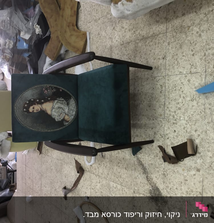 חדר עבודה עם כיסא מרופד וחומרי ריפוד מפוזרים